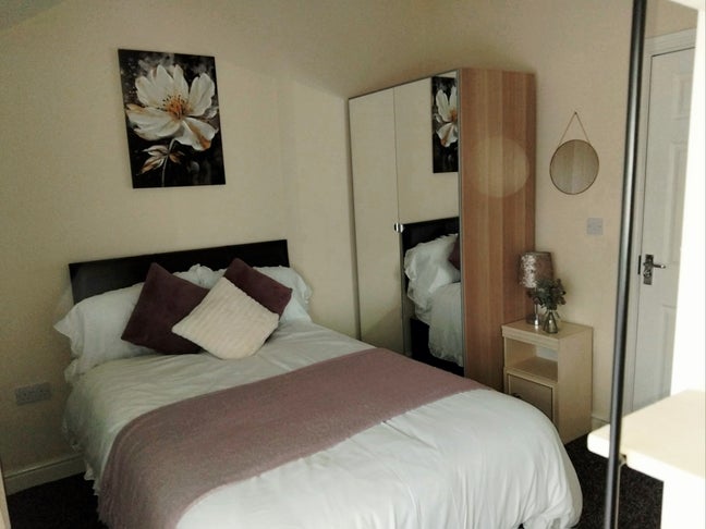 Very cllean warm Ensuite Doncaster Double bedroom Main Photo