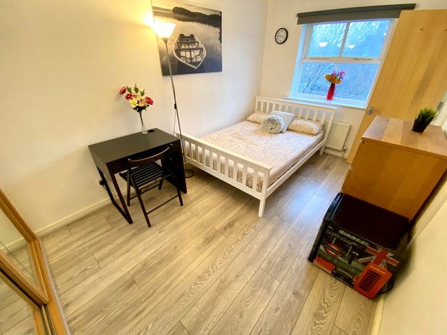 🌟 Ensuite Room in Westferry – Modern 5-Bed Flatsh Main Photo