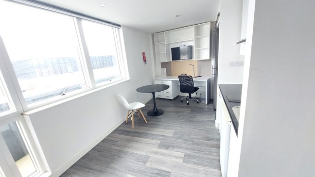Tenancy Takeover - 1 Bed V Large Studio Main Photo