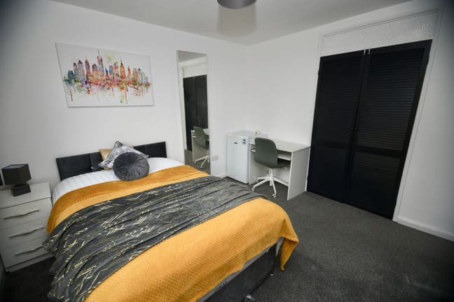 Beautiful Ensuite Rooms Close to Local Amenities  Main Photo