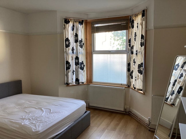 Spacious double room in Colliers Wood ! Main Photo