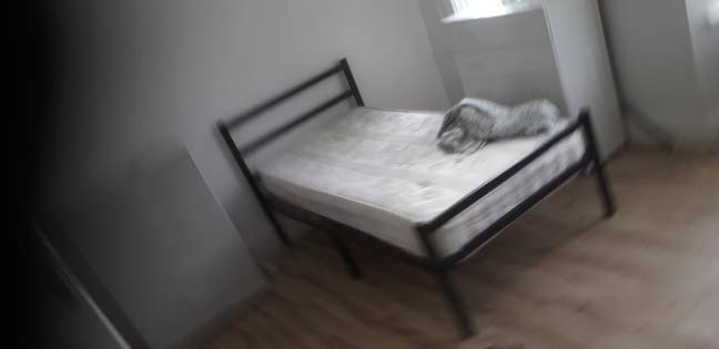 Spacious newly decorated studio flat Main Photo