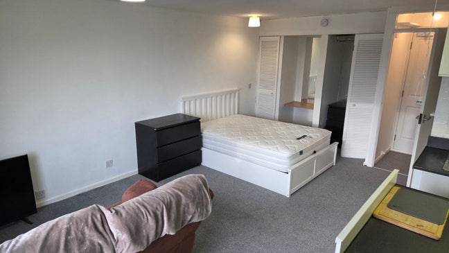 Modern Bedsit – Bills Included – Fully Furnished Main Photo