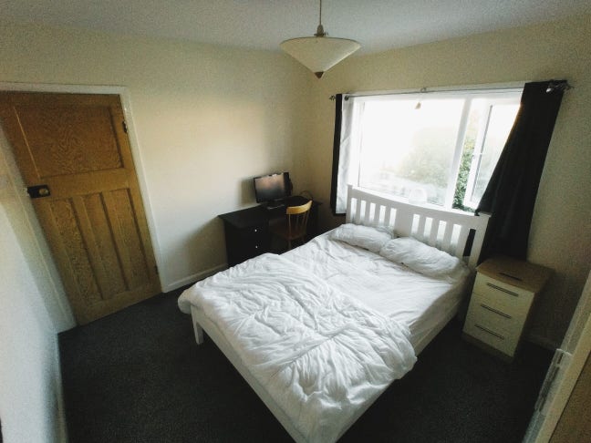 Quiet Mon-Fri let with good transport links. Main Photo