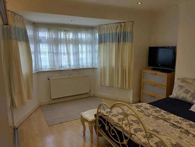 Large Room in a House Main Photo