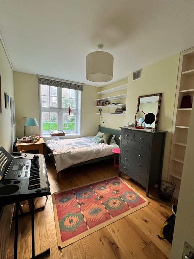 Cosy room in Borough on the park Main Photo