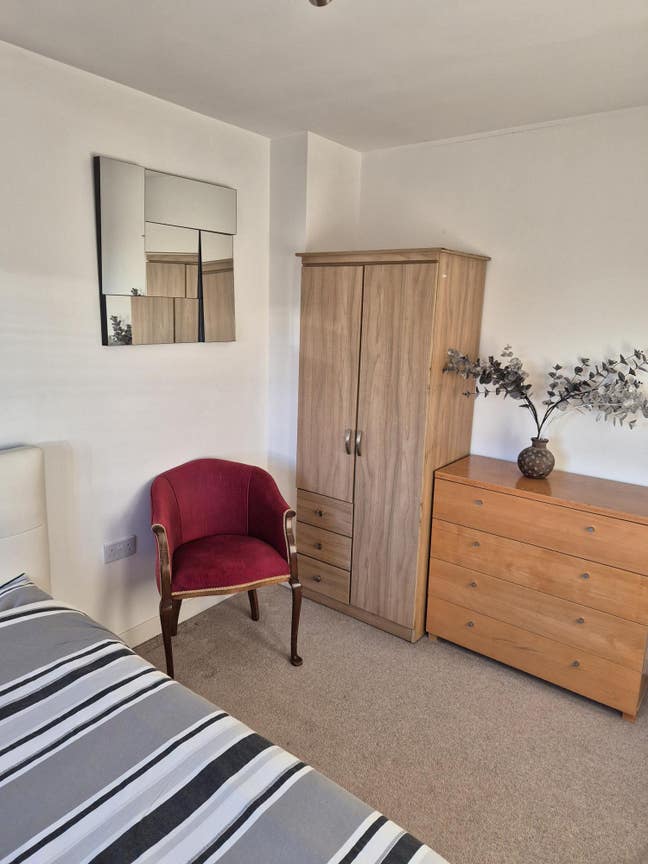 Double Room in Large Relaxed Modern Home Main Photo