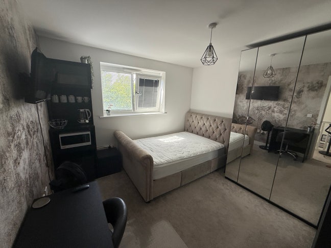 Large Double room  - All Bills included Main Photo
