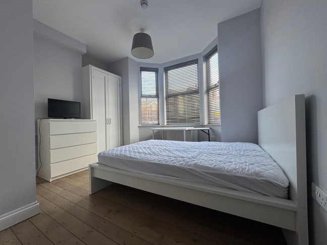 Large En-suite room in fab house share Main Photo