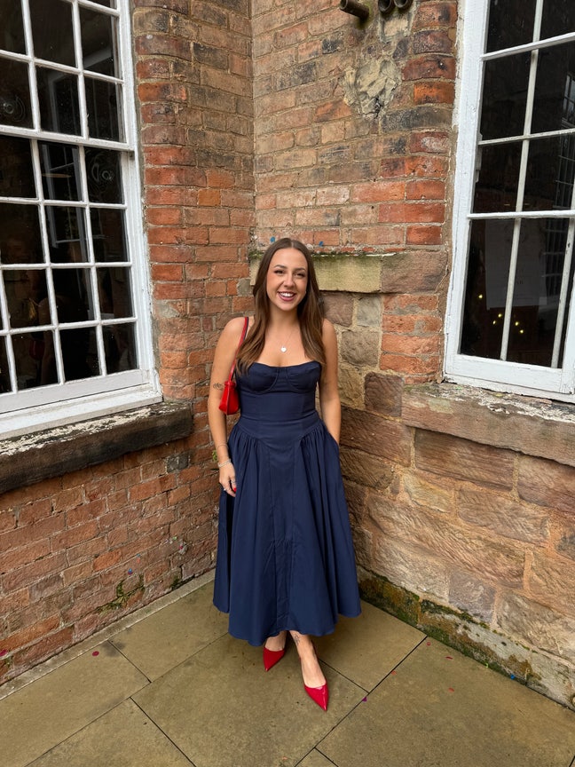 Professional female looking for a buddy up or room Main Photo