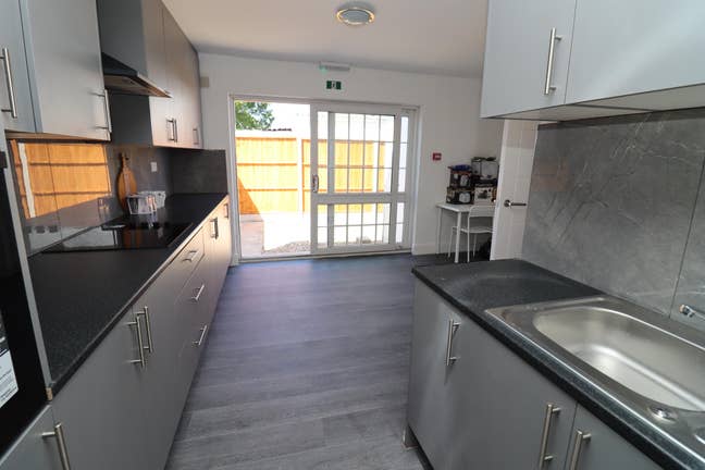 Big Ensuite in 3-Bed Flat by Central Line+Garden Main Photo