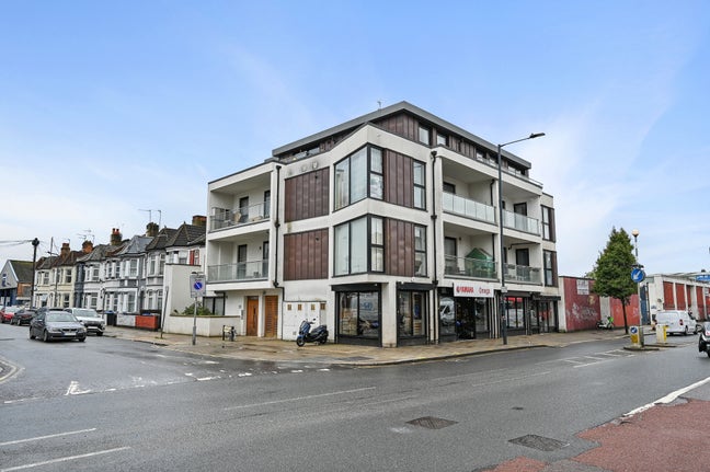 2-Bed Flat + Private Balcony - London, NW10 Main Photo