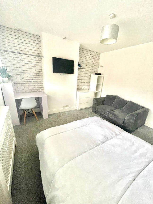 All female Double Room room next to Q.A hospital  Main Photo