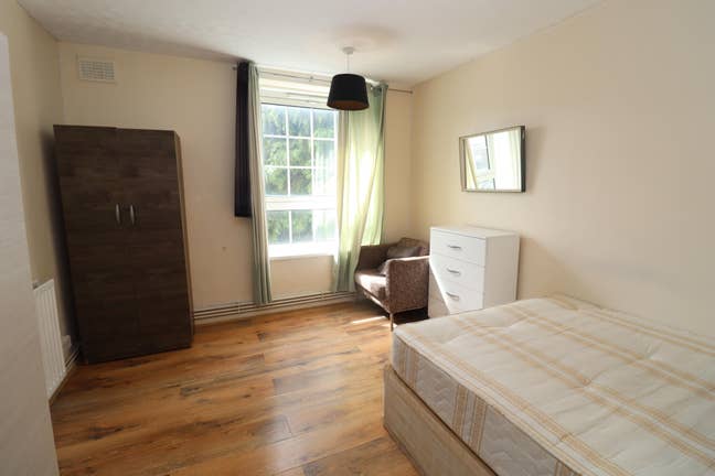 Spacious & Clean Double Room in CW - Hussle Free Main Photo
