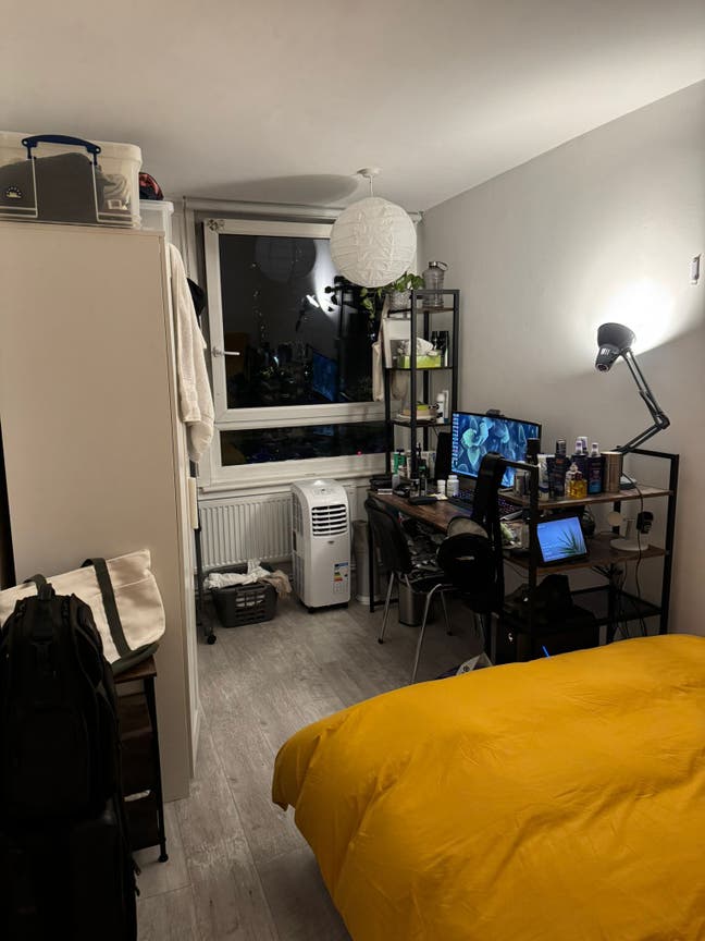 Double bedroom close to Oval station! Main Photo
