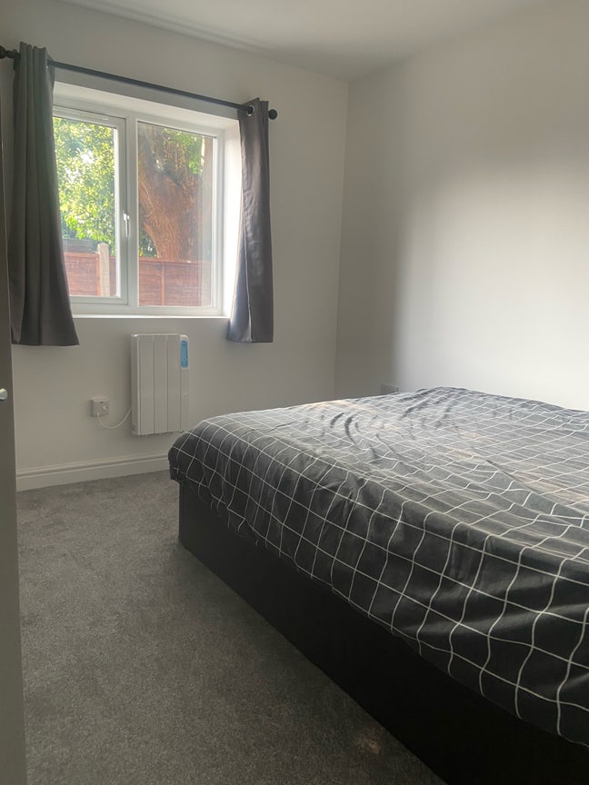 Double  room available at iver high street Main Photo