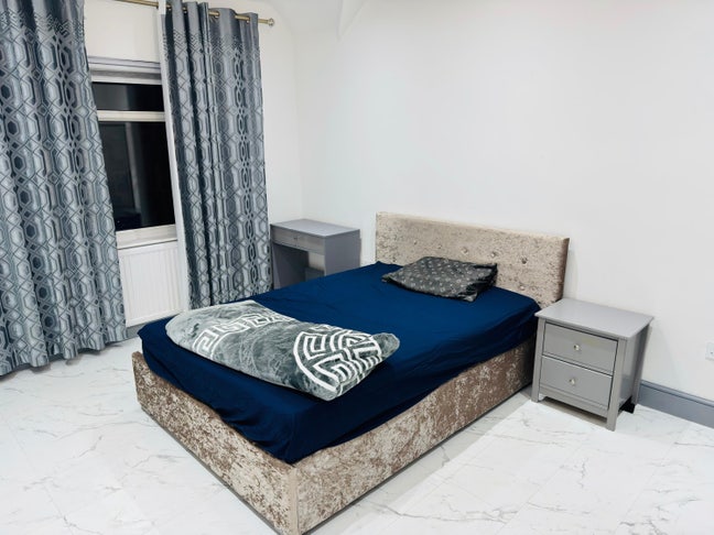 One Double bedroom Furnished Main Photo