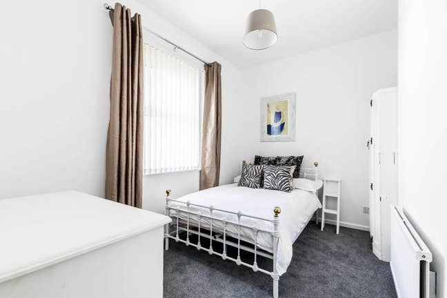 Lovely room in Clarence Parade flat - outdoor pool Main Photo