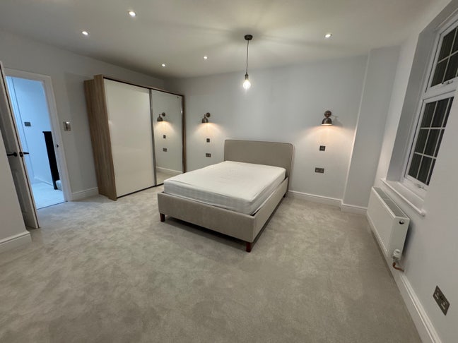 Beautifully Renovated Home in Central Epping Main Photo