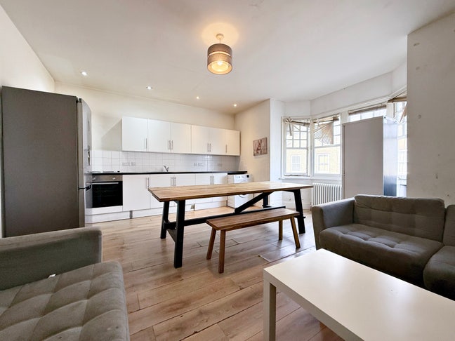 5 Bedroom - 5 Ensuite Flat 15-20 Mins Walk to Iver Main Photo