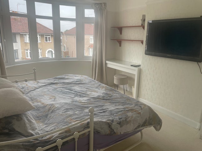 Double bedroom - 10 mins to train station Mon-Fri Main Photo