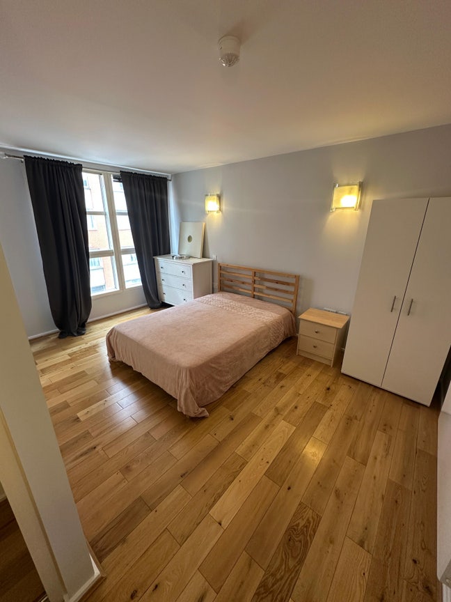 Huge Canary Wharf Ensuite Double Room  Main Photo