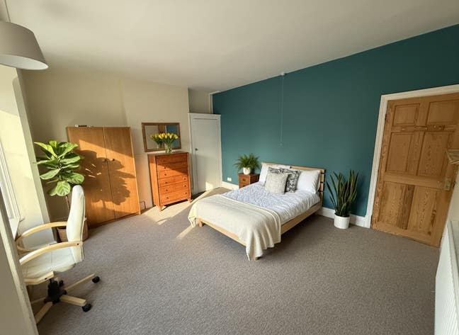 🏡 Large Master Bedroom – All Bills Included 🏡 Main Photo