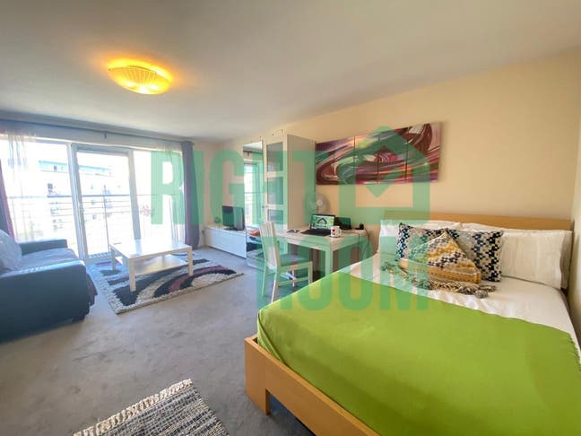 Spacious Room with Large Private Balcony Westferry Main Photo