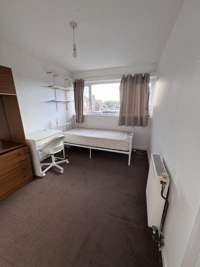 Huge bright Furnished single room  Main Photo