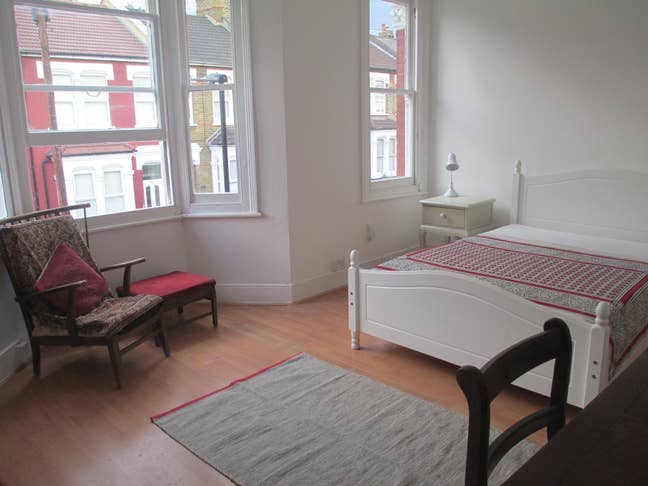 Available now - huge sunny room in friendly house Main Photo