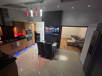 Double Room in E4  Main Photo