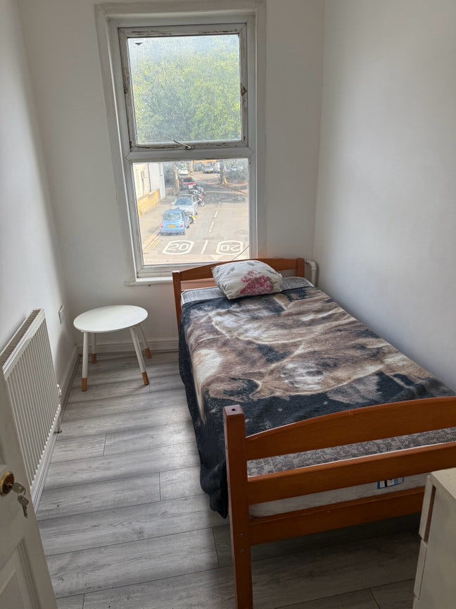 An exclusive single room in South Ealing Main Photo