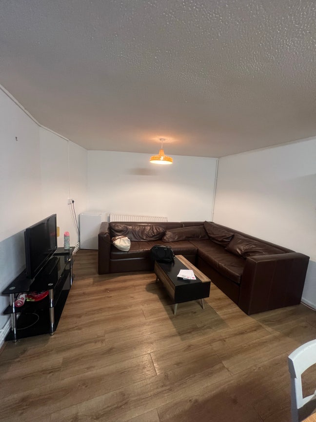 3 doubles rooms next to Nine elms station!(12King) Main Photo