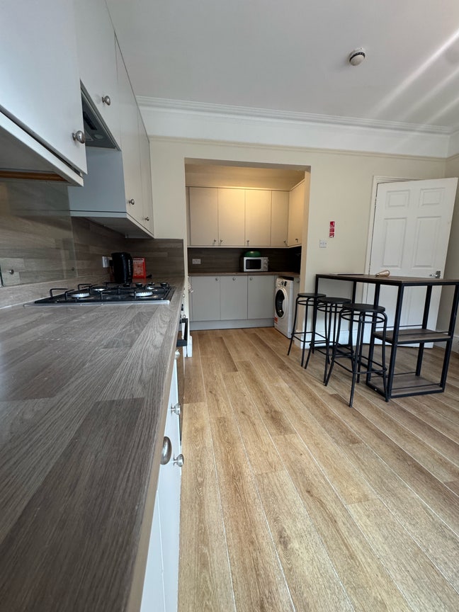 Lovely professional house share - available now Main Photo
