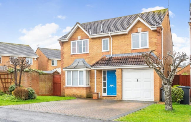 Double Room in Spacious 4-Bed Detached House  Main Photo