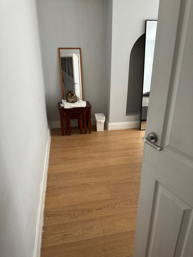 1 double room 12 minute walk to burnt oak station Main Photo