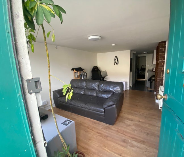 Self contained 1 bed unit Main Photo