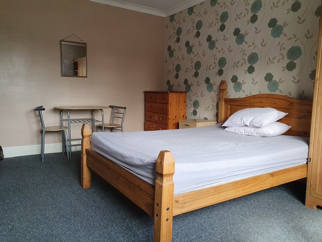 Spacious Room with Table and Chairs. Main Photo