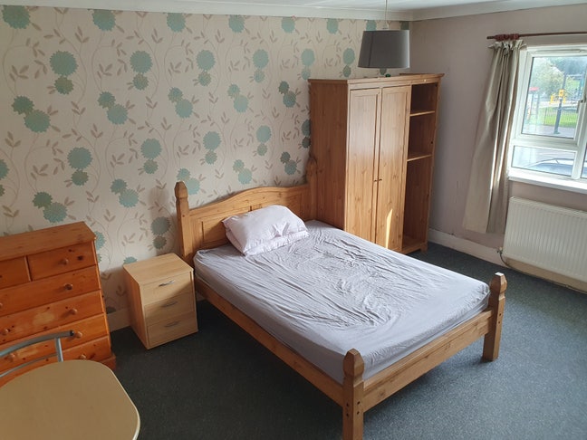 Spacious Room - Hounslow  Main Photo