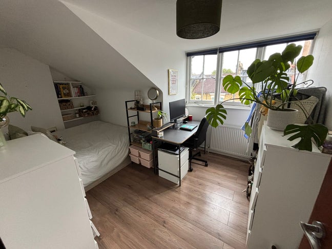 Bright Double Room – (Council Tax Included) £1050+ Main Photo