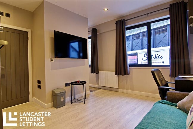 1 Bed Studio with private Kitchen & Bathroom  Main Photo