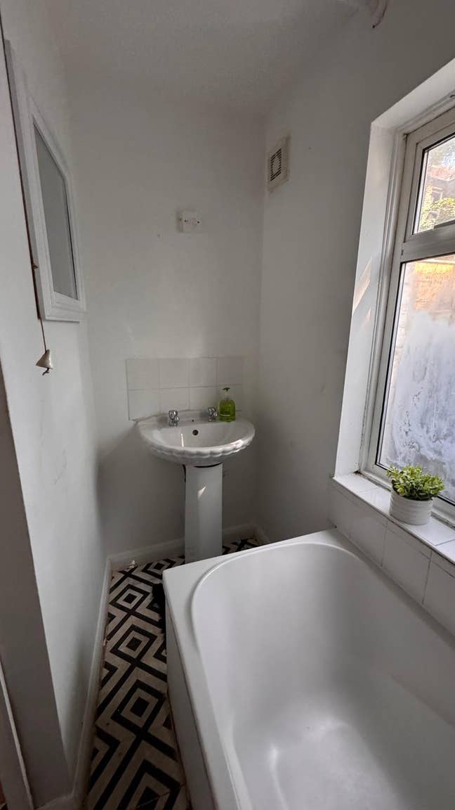 3BR Contractors, Students, etc Welcome Gillingham Main Photo