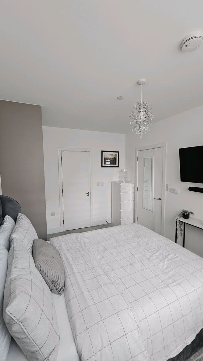 Ensuite double room in 2-person new build home Main Photo