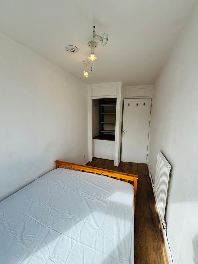 3 Rooms in Batersea Park (available fro couples)   Main Photo