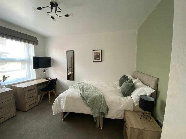 Recently Refurbished Ensuite Room Main Photo