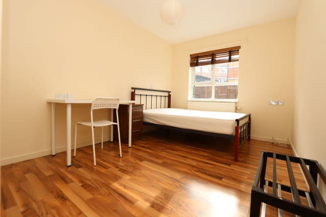 Spacious Double Bedroom for Single Use – Zone 1, L Main Photo