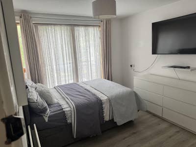 Large Double Room Available in Beautiful 4-Bedroom Main Photo