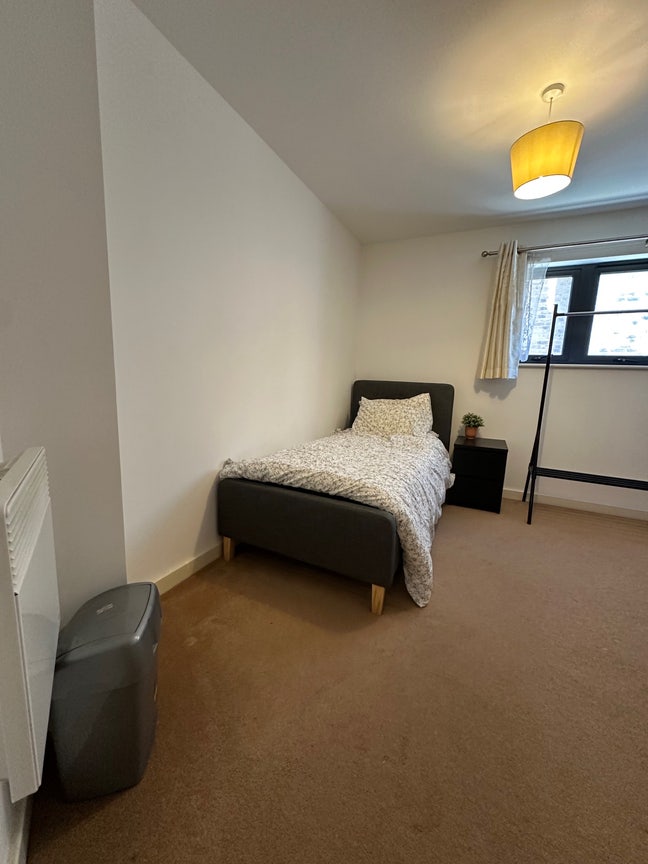 A furnished bedroom in Huntingdon town center Main Photo