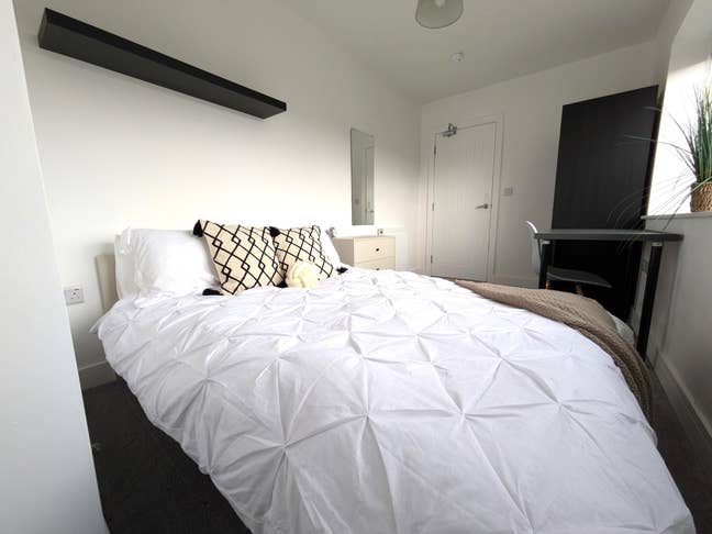 Newly Refurbished - 6 Double Rooms Main Photo