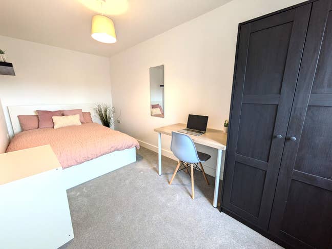 Newly Refurbished - 6 Double Rooms Main Photo